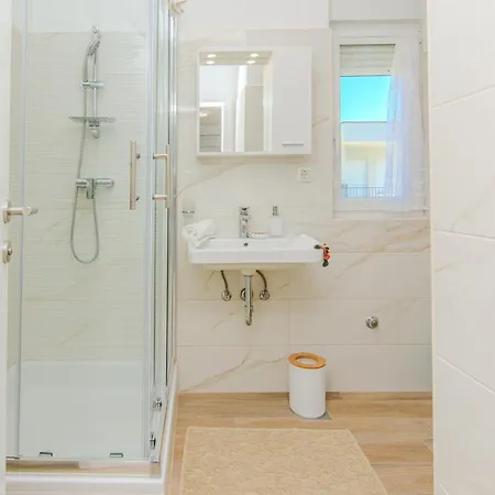 House Calm Forest 5 Minutes Walking From The Sandy Hotel apartamentowy Privlaka (Zadar)