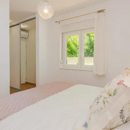 Hotel apartamentowy House Calm Forest 5 Minutes Walking From The Sandy Privlaka (Zadar)
