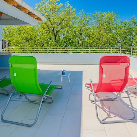 House Calm Forest 5 Minutes Walking From The Sandy Hotel apartamentowy Privlaka (Zadar)