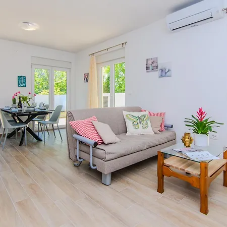 House Calm Forest 5 Minutes Walking From The Sandy Hotel apartamentowy *