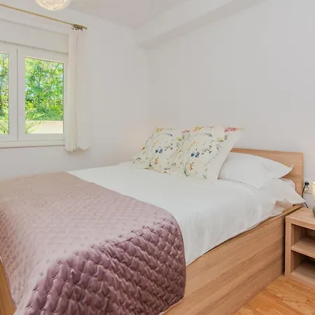 House Calm Forest 5 Minutes Walking From The Sandy Hotel apartamentowy Privlaka (Zadar)