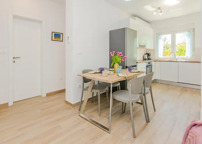 Ξενοδοχείο με διαμερίσματα House Calm Forest 5 Minutes Walking From The Sandy Privlaka (Zadar)