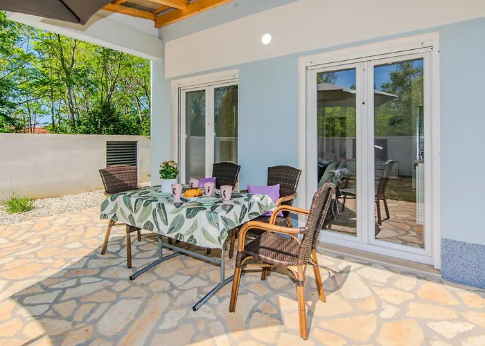 Ξενοδοχείο με διαμερίσματα House Calm Forest 5 Minutes Walking From The Sandy Privlaka (Zadar)