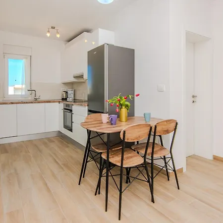 Aparthotel House Calm Forest 5 Minutes Walking From The Sandy