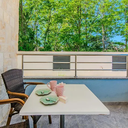 House Calm Forest 5 Minutes Walking From The Sandy Apart-hotel Privlaka (Zadar)