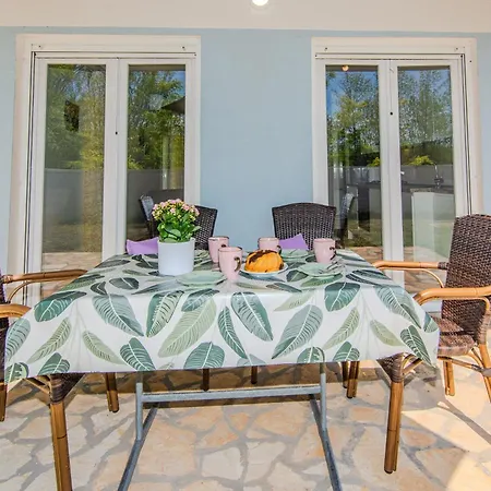 Aparthotel House Calm Forest 5 Minutes Walking From The Sandy Privlaka (Zadar)
